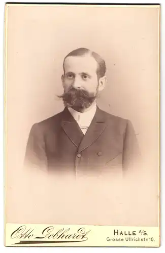 Fotografie Otto Gebhardt, Halle a. S., Gr. Ullrichstr. 10, Portrait Herr im feinen Anzug mit gepflegtem Vollbart