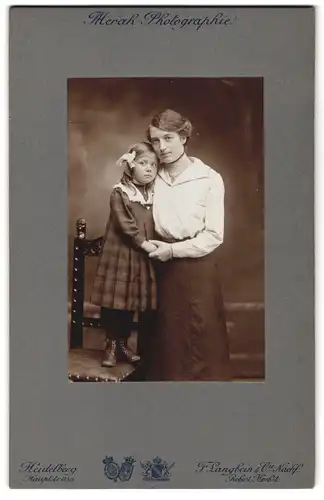 Fotografie F. Langbein & Co., Heidelberg, Hauptstr. 113a, Portrait Mutter und Tochter in Kleidern umarmen sich