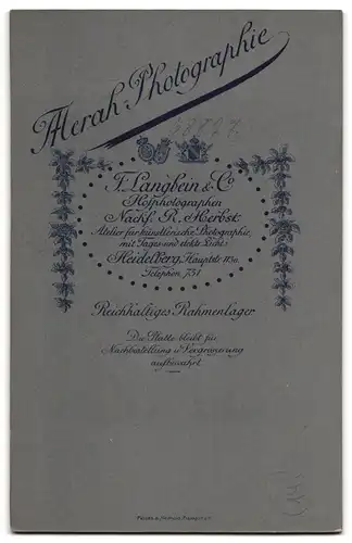 Fotografie F. Langbein & Co., Heidelberg, Hauptstr. 113a, Portrait Mutter und Tochter in Kleidern umarmen sich