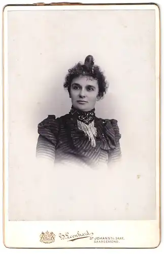 Fotografie H. Leonhard, St. Johann a. d. Saar, Bahnhofstr. 83, Portrait junge Frau im gestreiften Kleid und Locken