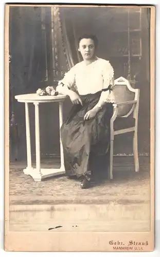 Fotografie Gebr. Strauss, Mannheim, U. 1.6., Portrait junge Frau in weisser Bluse mit schwarzen Schleifen