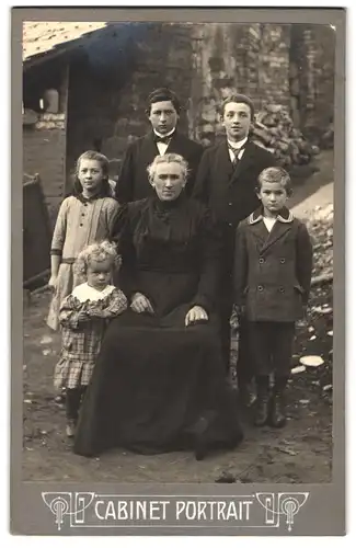 Fotografie Fotograf und Ort unbekannt, Portrait Mutter mit fünf Kindern in Anzügen und Kleidern, Locken