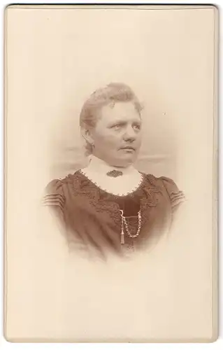 Fotografie Fotograf und Ort unbekannt, Portrait Dame im Biedermeierkleid mit zurückgebundenen Haaren