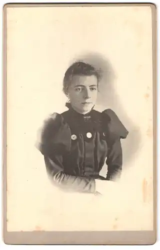 Fotografie Fotograf und Ort unbekannt, Portrait junge Frau im Biedermeierkleid mit Puffärmeln