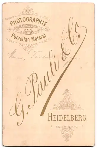 Fotografie G. Pauli & Co., Heidelberg, Portrait Frau Mina mit Söhnen Friedrich und eugen in Anzügen