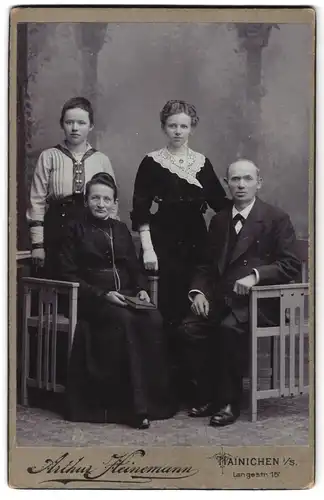 Fotografie Arthur Heinemann, Hainichen i. S., Langestr. 15, Portrait Grosseltern mit Enkelkindern in Kleidern
