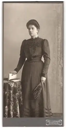 Fotografie Ad. Ludwig, Stendal, Portrait Dame im Biedermeierkleid mit Federfächer in der Hand