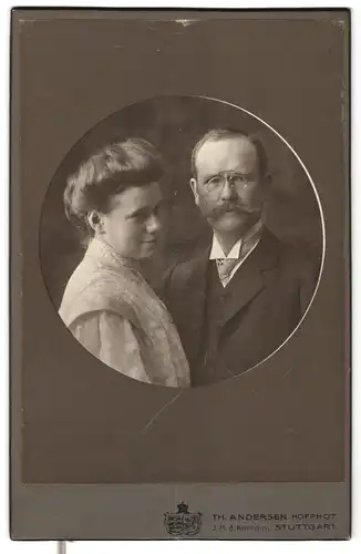 Fotografie Th. Andersem, Stuttgart, Charlottenstr. 8, Portrait Mann und Frau im Anzug und Kleid mit Zwicker Brille