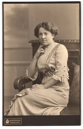 Fotografie A. Wertheim, Berlin, Oranienstr., Portrait Dame im seidenen Kleid mit Besatz und Locken