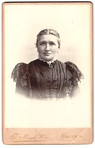Fotografie Th. Mende, Hagen i. W., Elberfelder-Str. 82, Portrait ältere Dame im Biedermeierkleid mit Brosche
