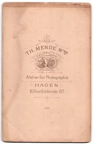 Fotografie Th. Mende, Hagen i. W., Elberfelder-Str. 82, Portrait ältere Dame im Biedermeierkleid mit Brosche