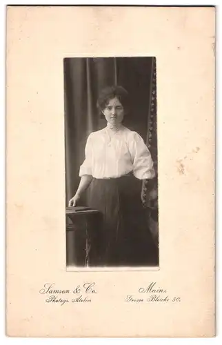 Fotografie Samson & Co., Mainz, Grosse Bleiche 50, Portrait Dame in weisser Bluse und schwarzem Rock mit Locken