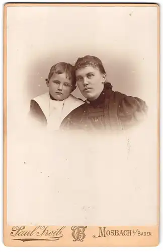 Fotografie Paul Treib, Mosbach i. B., Portrait Mutter im Biedermeierkleid mit ihrem Sohn im Anzug