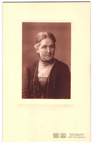 Fotografie Ferd. Urbahns, Kiel, Schlossgarten 17, Portrait Dame im Kleid mit Halskette