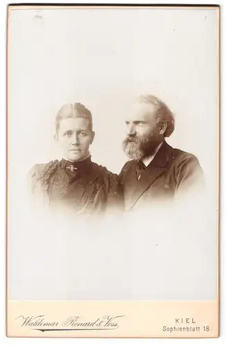 Fotografie Waldemar Renard & Voss, Kiel, Sophienblatt 18, Portrait Mann und Frau im Kleid und Anzug mit Vollbart