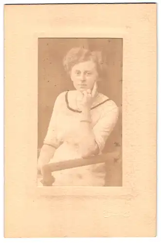 Fotografie Dietr. Driebe, Ort unbekannt, Portrait Dame im hellen Kleid mit welligen Haaren