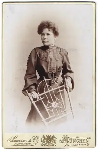 Fotografie Samson & Co., München, Neuhauserstr. 7, Portrait Dame im Biedermeierkleid mit Locken
