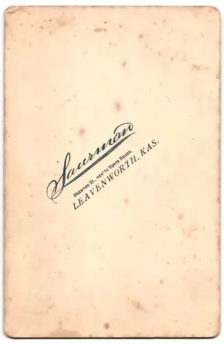Fotografie Saccrau, Leavenworth, Kas., Shawnes St., Dame in Kleid mit Haarband lehnt an einer Säule