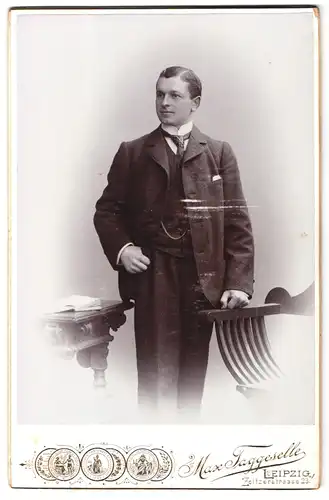 Fotografie Max Taggeselle, Leipzig, Zeitzerstr. 23, Gut gekleideter Herr mit Einstecktuch und gepunkteter Krawatte