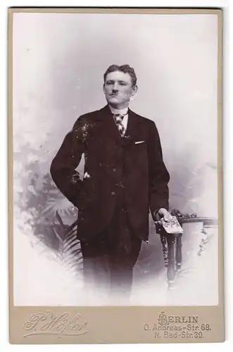 Fotografie P. Höfer, Berlin, Bad-Str. 39, Junger Herr mit leicht gelockten Haaren trägt eine karierte Krawatte