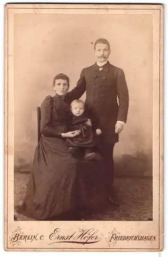 Fotografie Ernst Höfer, Berlin, Friedrichshagen, Mann mit Schnurrbart und sitzende Dame mit Kleinkind auf dem Schoss