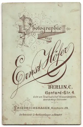 Fotografie Ernst Höfer, Berlin, Friedrichshagen, Mann mit Schnurrbart und sitzende Dame mit Kleinkind auf dem Schoss