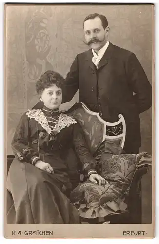 Fotografie K. A. Graichen, Erfurt, Junges Paar, Herr mit aufgestelltem Schnurrbart und Dame mit weissem Spitzenüberwurf