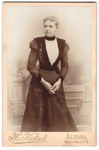Fotografie H. Kekuli, Altona, Schulterblatt 3, Junge Dame mit zurückgesteckten Haaren trägt Ohrringe