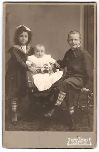 Fotografie Bernh. Krause, Kiel, Ringstr. 83, Junge und Mädchen posieren mit ihrem jüngsten Geschwisterchen