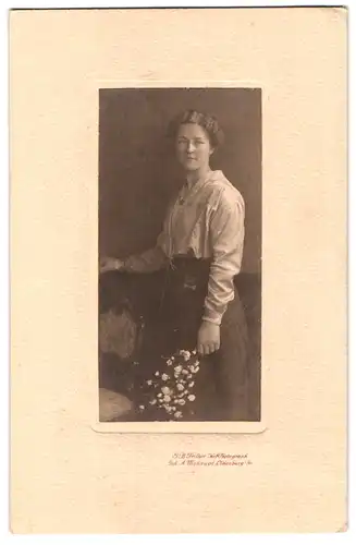 Fotografie J. B. Feilner, Oldenburg, Junge Dame mit weisser Bluse hält einen Strauss Blumen