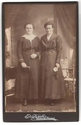 Fotografie St. Krill, Schwäb. Gmünd, Zwei Damen mit leicht gelockten Haaren posieren zusammen für ein Portrait