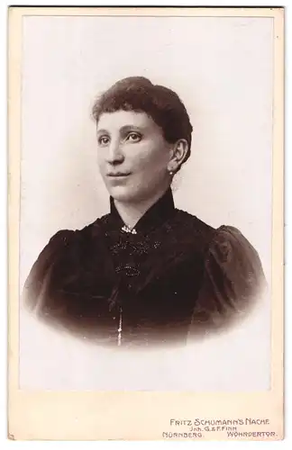 Fotografie Fritz Schuhmann`s Nachf., Nürnberg, Wöhrdertor, Dame trägt mit Stickereien geschmückte Bluse