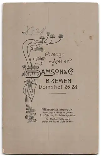 Fotografie Samson & Co, Bremen, Domshof 26 /28, Junge Dame mit auftoupierten Haaren trägt eine lange Halskette