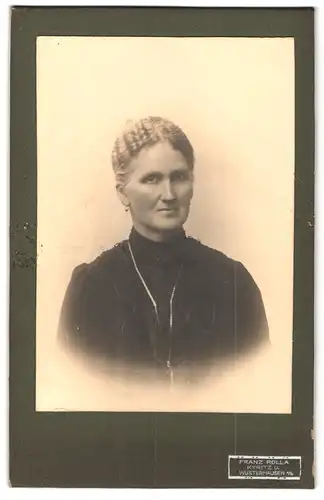 Fotografie Franz Rolla, Kyritz, Ältere Dame mit gewelltem Haar trägt Ohrringe und lange Kette