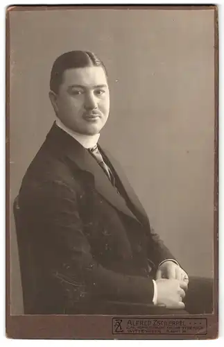 Fotografie Alfred Zscherpel, Wittenberg, Markt 14, Junger Herr mit Mittelscheitel und leichtem Oberlippenbart sitzt