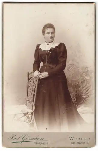 Fotografie Paul Gürschner, Werder, Am Markt 6, Junge Dame mit lockigem haar trägt dunkles Kleid mit weisser Kragenpartie