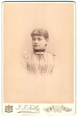 Fotografie J. F. Kolby, Zwickau i / S., Kaiser Wilhelm-Platz 31, Junge Dame mit gelockten Haaren trägt ein Halsband