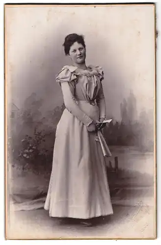 Fotografie Lantin, Aachen, Friedrich-Wilhelm-Platz 10, Junge Dame in mit Rüschen geschmücktem Kleid vor Naturkulisse