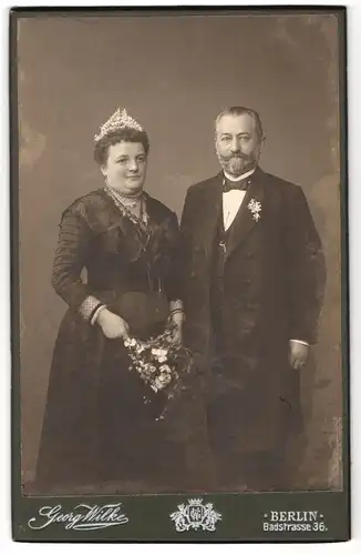 Fotografie Georg Wilke, Berlin, Badstr. 36, Herr mit Schnauz- und Kinnbart und Dame mit Blumenschmuck in den Haaren