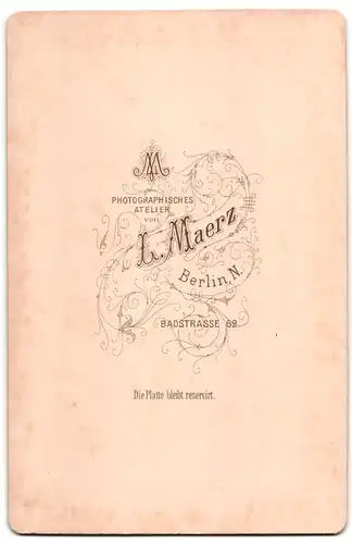 Fotografie L. Maerz, Berlin, Badstr. 62, Sitzende Dame mit Medallion und Herr mit Schnauzbart