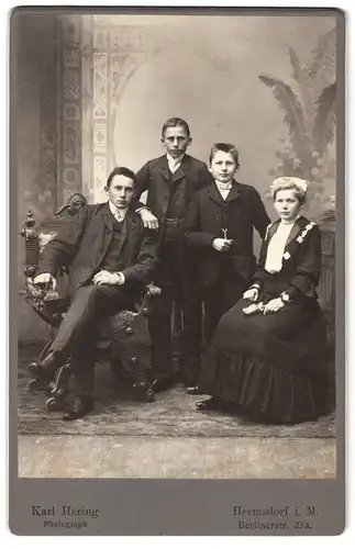 Fotografie Karl Hering, Hermsdorf i. M., BErlinerstr. 23a, Junge Familie mit sitzenden Eltern und stehenden Kindern