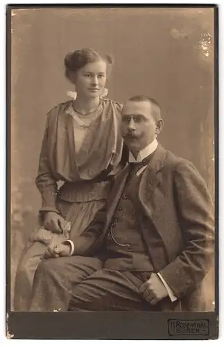 Fotografie H. Rosenthal, Guben, Herr mit Schnauzbart trägt Zwicker und Dame ein Klei dmit Spitzenkragen