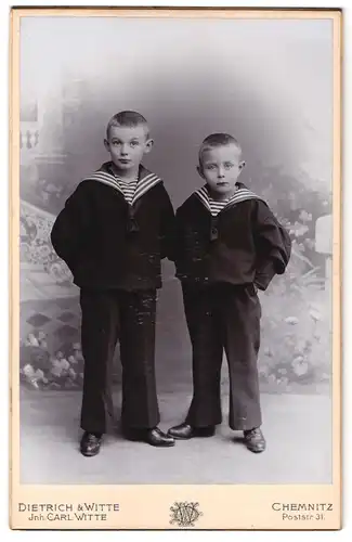 Fotografie Dietrich & Witte, Chemnitz, Psotstr. 31, Zwei kleine Jungen in Matrosenuniformen posieren vor Naturkulisse