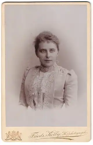 Fotografie F. Kolby, Zwickau i / S., Dame mit gelockten Haaren trägt eine Kette und ein besticktes Kleid