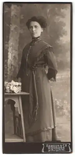 Fotografie Samson & Co., Wiesbaden, gr. Burgstr. 10, Brünette Dame im schwarzen Kleid