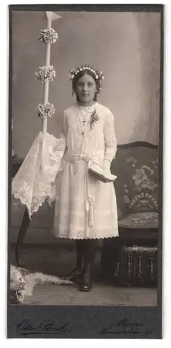 Fotografie Otto Strub, Mainz, Frauenlobstr. 25, Mädchen mit Bibel & Kerze nach der Kommunion