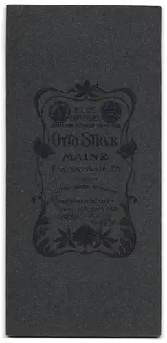 Fotografie Otto Strub, Mainz, Frauenlobstr. 25, Mädchen mit Bibel & Kerze nach der Kommunion