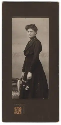 Fotografie A. Köthe, Pirmasens, Brünette Dame mit Rose trägt schwarzes Kleid