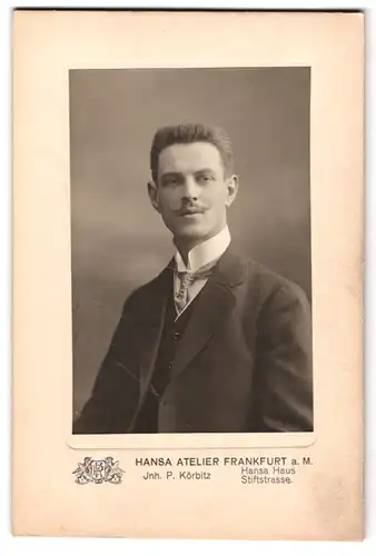 Fotografie Hansa Atelier P. Körbitz, Frankfurt / main, Stiftstrasse, Portrait junger Mann mit Schnauzbart im Anzug