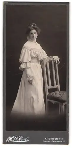 Fotografie H. Albert, Kitzingen a. M., Mainbernheimerstr. 17, Dame trägt weisses Kleid mit Rüschen